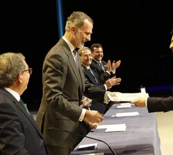 Su Majestad el Rey hace entrega del despacho al número uno de la LXXI promoción de la Carrera Judicial, Gonzalo Marco