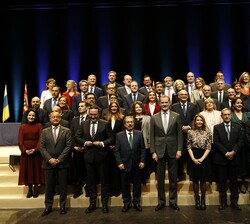 Su Majestad el Rey con los miembros de la XXII promoción del Cuarto Turno
