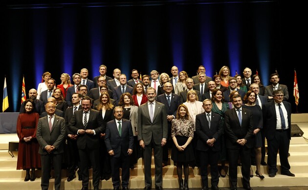 Su Majestad el Rey con los miembros de la XXII promoción del Cuarto Turno