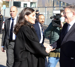 Su Majestad la Reina recibe el saludo a su llegada del presidente de la Comunidad Valenciana, Ximo Puig