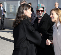 Su Majestad la Reina recibe el saludo de la delegada del Gobierno en la Comunidad Valenciana, Irene Navarro