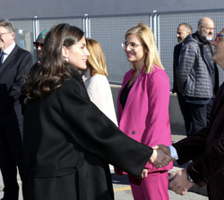 Su Majestad la Reina recibe el saludo del presidente de FEDER, Juan Carrión