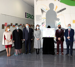 Su Majestad la Reina. las autoridades y personalidades asistentes al acto junto a una placa conmemorativa