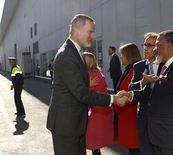 Su Majestad el Rey durante el saludo a las autoridades que le recibieron a su llegada
