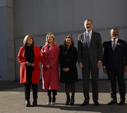 Su Majestad el Rey junto a las autoridades que le recibieron a su llegada