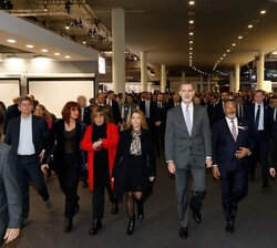 Su Majestad el Rey durante su recorrido por la Feria Integrated Systems Europe (ISE)