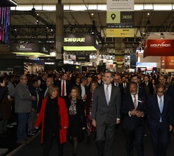 Don Felipe acompañado de las autoridades durante su recorrido por la Feria