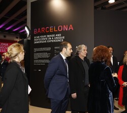 Su Majestad el Rey durante su visita al stand de Barcelona