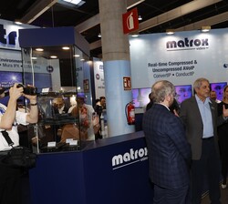 Su Majestad el Rey visitó el stand de Matrox