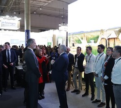 Su Majestad el Rey durante su visita al stand de Alfalite