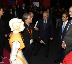 Don Felipe junto al robot humanoide de Pal Robotics quien lo saludó antes del inicio por el Congreso IOTSWC