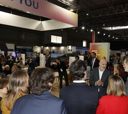 Su Majestad el Rey durante su visita a uno de los pabellones del Congreso IOTSWC