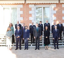 Sus Majestades los Reyes junto al pleno de la Comisión Nacional para la conmemoración del bicentenario de la Policía Nacional