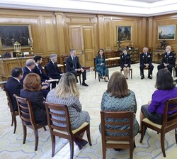 Don Felipe y Doña Letizia junto al ministro del Interior, Fernando Grande-Marlaska, acompañados del pleno de la Comisión Nacional para la conmemoració