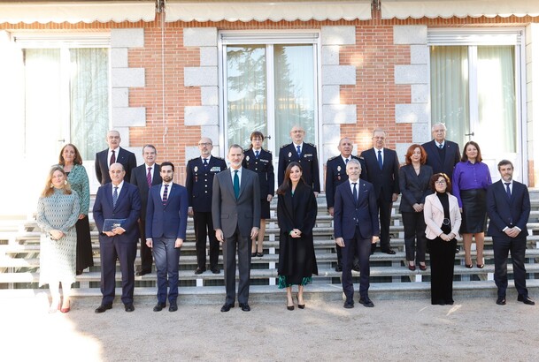 Sus Majestades los Reyes junto al pleno de la Comisión Nacional para la conmemoración del bicentenario de la Policía Nacional