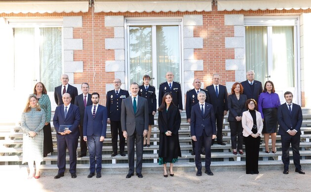 Sus Majestades los Reyes junto al pleno de la Comisión Nacional para la conmemoración del bicentenario de la Policía Nacional