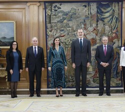 Sus Majestades los Reyes junto a una representación de Cruz Roja Española