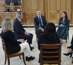 Don Felipe y Doña Letizia durante el encuentro que mantuvieron con una representación de Cruz Roja Española