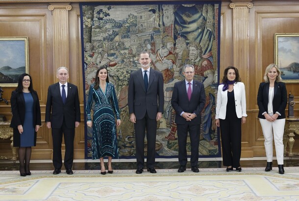 Sus Majestades los Reyes junto a una representación de Cruz Roja Española
