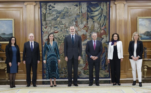 Sus Majestades los Reyes junto a una representación de Cruz Roja Española