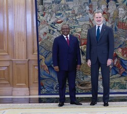 Su Majestad el Rey acompañado del Presidente de la República de Guinea-Bissau, antes del encuentro mantenido en el Palacio de La Zarzuela