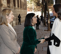Su Majestad la Reina es recibida por la ministra de Sanidad, Carolina Darias y la vicepresidenta segunda del Congreso de los Diputados, Ana Pastor 