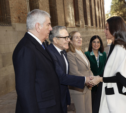 Su Majestad la Reina recibe el saludo del presidente de la AECC, Ramón Reyes