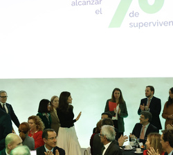 Su Majestad la Reina recibe una calurosa bienvenida a su llegada a la Real Fábrica de Tapices