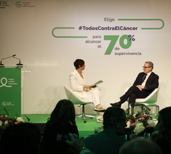 Ramón Reyes, presidente de la Asociación Española Contra el Cáncer, y Noema Paniagua, directora general de la Asociación Española Contra el cáncer, du
