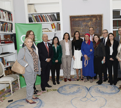 Fotografía de grupo de Su Majestad la Reina con miembros de las asociaciones de pacientes asistenciales