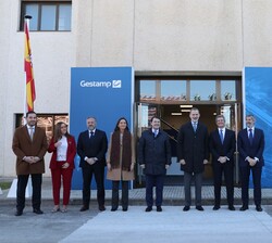 Su Majestad el Rey junto a las autoridades que le recibieron a su llegada