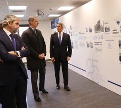 Don Felipe observa las fotografía de la historia de la empresa y de la planta de Gestamp Palencia