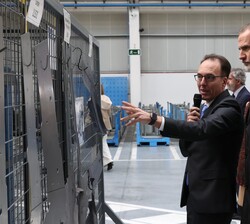 Don Felipe recibe explicaciones durante su recorrido por las instalaciones