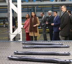 Su Majestad el Rey junto a las autoridades durante su visita a las instalaciones