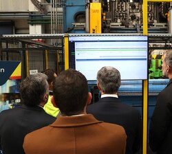 Presentación a Su Majestad el Rey de una de las instalaciones durante su visita
