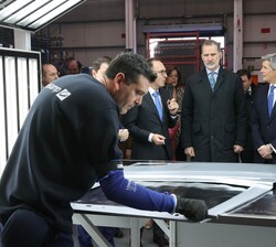 Don Felipe observa un trabajador durante la realización de su tarea en unos de los puestos de las instalaciones