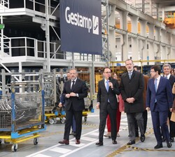 Su Majestad el Rey durante su recorrido por las instalaciones junto a las autoridades