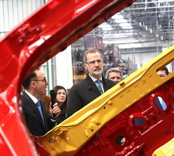 Don Felipe junto a la estructura de un coche durante su visita