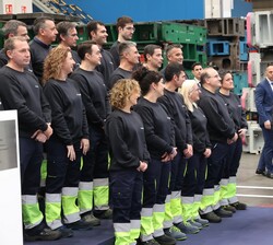 Su Majestad el Rey junto a un grupo de trabajadores durante su visita