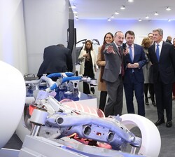 Don Felipe recibe una explicación sobre los productos y desarrollos de I+D para vehículos eléctricos