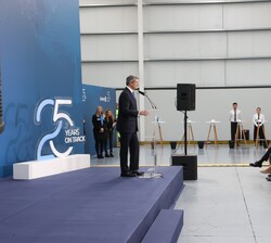 Su Majestad el Rey durante la intervención del presidente ejecutivo de Gestamp, Francisco J. Riberas