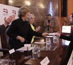 Su Majestad la Reina Doña Sofía entrega el Premio de Investigación en Nefrología de la Fundación Real Íñigo Álvarez de Toledo 2020 en la modalidad de 