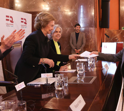Su Majestad la Reina Doña Sofía entrega el Premio de Investigación en Nefrología de la Fundación Real Íñigo Álvarez de Toledo 2021 en la modalidad de 
