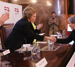 Su Majestad la Reina Doña Sofía saluda a uno de los galardonados con el Premio de Investigación en Nefrología de la Fundación Real Íñigo Álvarez de To