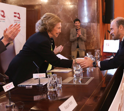 Su Majestad la Reina Doña Sofía entrega el Premio de Investigación en Nefrología de la Fundación Real Íñigo Álvarez de Toledo 2021 Accésit en la modal