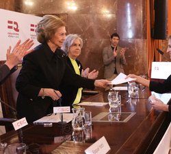 Su Majestad la Reina Doña Sofía entrega el Premio de Investigación en Nefrología de la Fundación Real Íñigo Álvarez de Toledo 2021, premio bienal R
