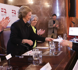 Su Majestad la Reina Doña Sofía entrega el Premio de Investigación en Nefrología de la Fundación Real Íñigo Álvarez de Toledo 2022 en la modalidad de 