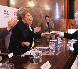 Su Majestad la Reina Doña Sofía entrega el Premio de Investigación en Nefrología de la Fundación Real Íñigo Álvarez de Toledo 2022 en la modalidad de 