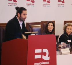 Su Majestad la Reina Doña Sofía en la mesa presidencial durante las palabras de agradecimiento en nombre de los galardonados de Guillermo Pedreira, Pr