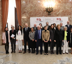 Fotografía de grupo de Su Majestad la Reina Doña Sofía con los premiados